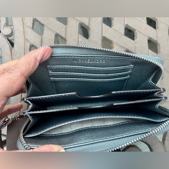 MICHAEL KORS Gunmetal Silver Metallic Mirrored MK Logo Wallet Wristlet - Picture 4 of 4